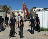 بالفيديو: جرافات البلدية تهدم بيتاً لعائلة الشمالي في مدينة الرملة